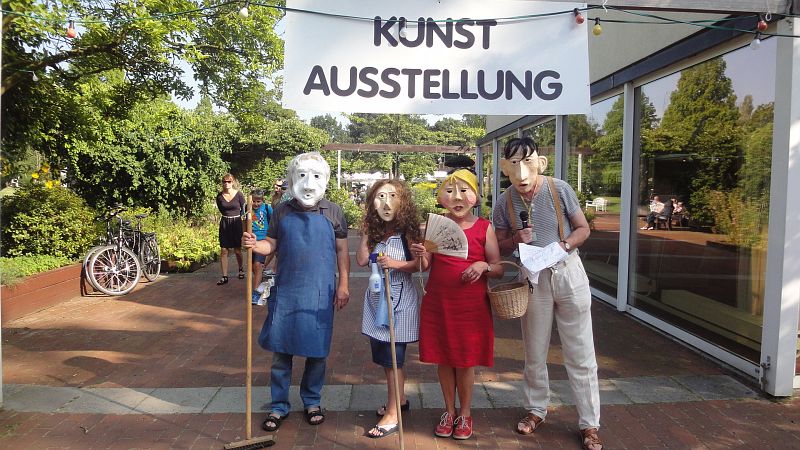 Eröffnung der Kunstausstellung in der Wandelhalle in Bad Zwischenahn mit Maskenperformance
